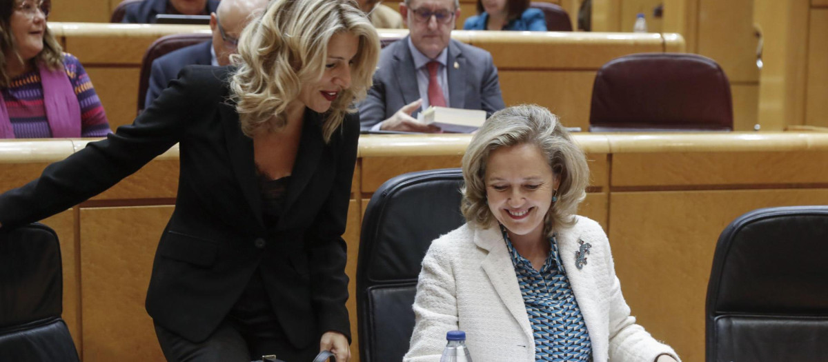 MADRID, 07/11/2023.- La vicepresidenta segunda del Gobierno de España en funciones, Yolanda Díaz (i), y la vicepresidenta del Gobierno de España en funciones, Nadia Calviño, este martes, durante una sesión de control del Pleno del Senado, en Madrid. EFE/ J.P.gandul