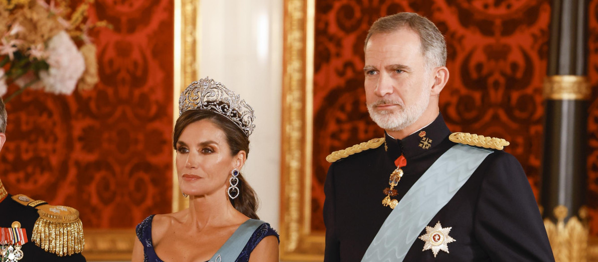 COPENHAGUE (DINAMARCA), 06/11/2023.- Los reyes de España, Felipe y Letizia, a su llegada a la cena de gala ofrecida en el Palacio de Christiansborg, dentro de la visita de estado de tres días de los reyes de España a Dinamarca, este lunes en Copenhague. EFE/Juanjo Martín