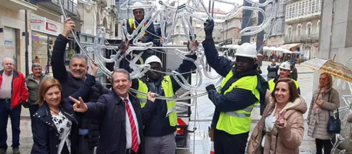 El alcalde de Vigo, Abel Caballero, con varios concejales y ténicos de Ximénez, en el inicio de instalación del alumbrado navideño