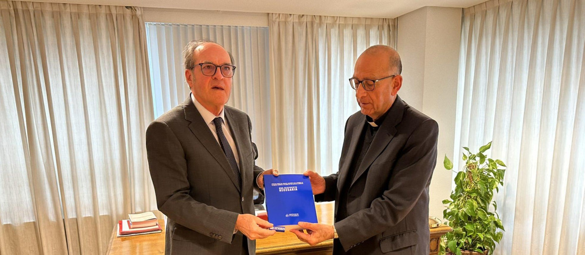 Ángel Gabilondo entrega al cardenal Omella el informe del Defensor del Pueblo