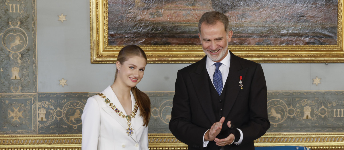 MADRID, 31/10/2023.- La princesa Leonor, acompañada por el rey Felipe VI, es ovacionada tras recibir el Collar de la Orden de Carlos III, en el salón de Carlos III del Palacio Real, tras el acto de la jura de la Constitución de la Princesa de Asturias por su mayoría de edad ante las Cortes Generales, en una solemne sesión conjunta de las dos cámaras legislativas que se ha celebrado este martes en el hemiciclo de la Cámara Baja. EFE/JuanJo Martín POOL