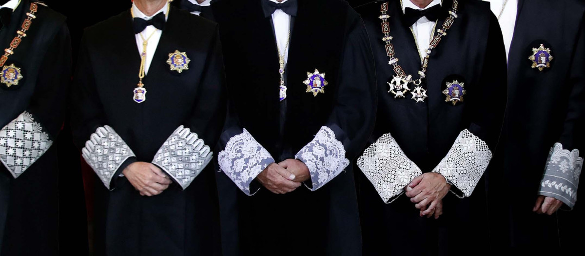 Detalle de las togas de los miembros de la Carrera Fiscal