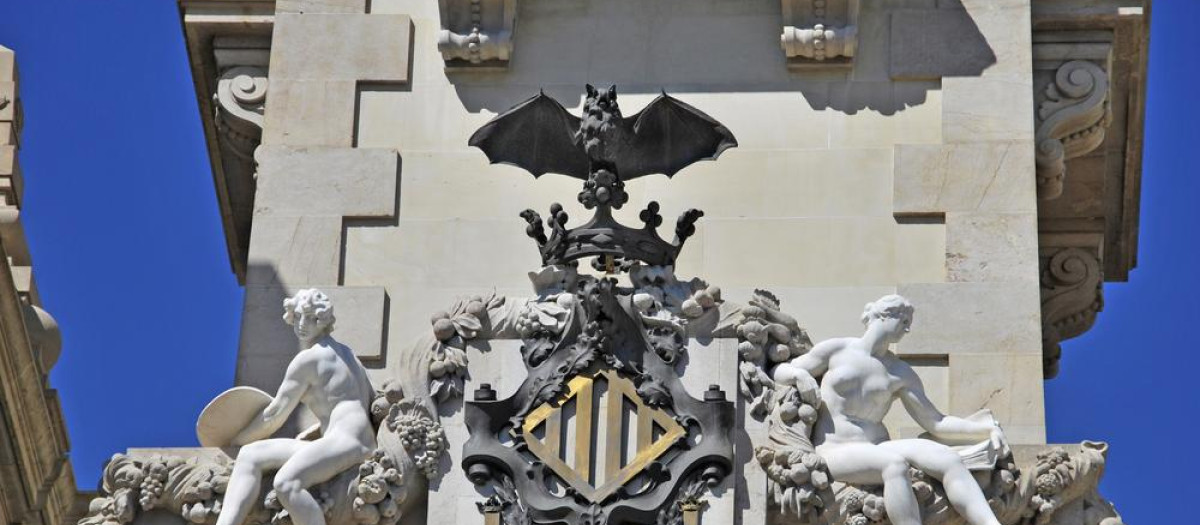 Imagen del escudo de Valencia con el murciélago en el Ayuntamiento de la ciudad