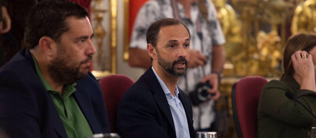 El socialista Víctor Mora, en el centro, en un pleno de la Diputación de Cádiz