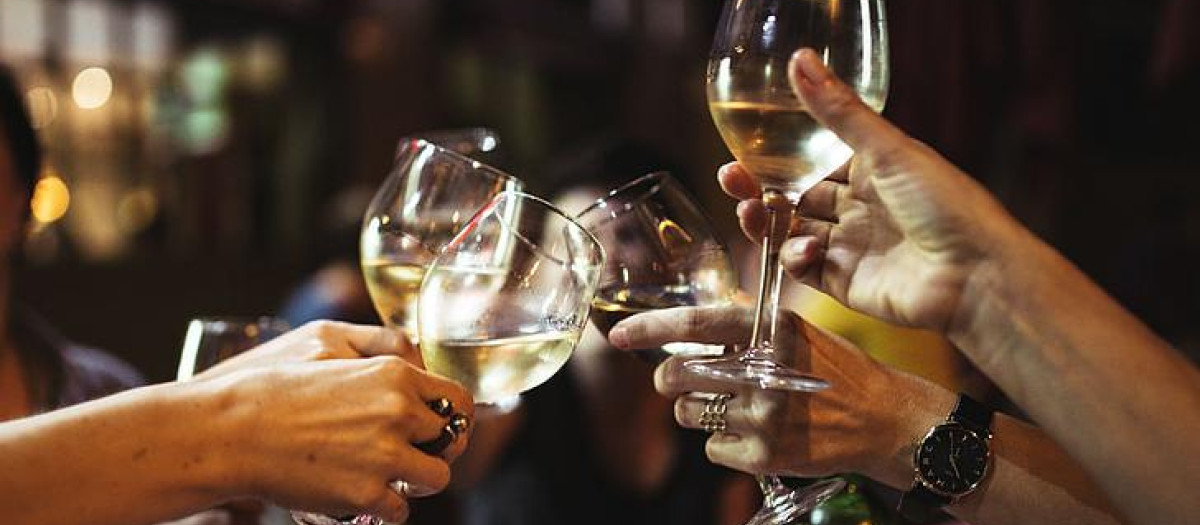 Personas brindando con copas de vino