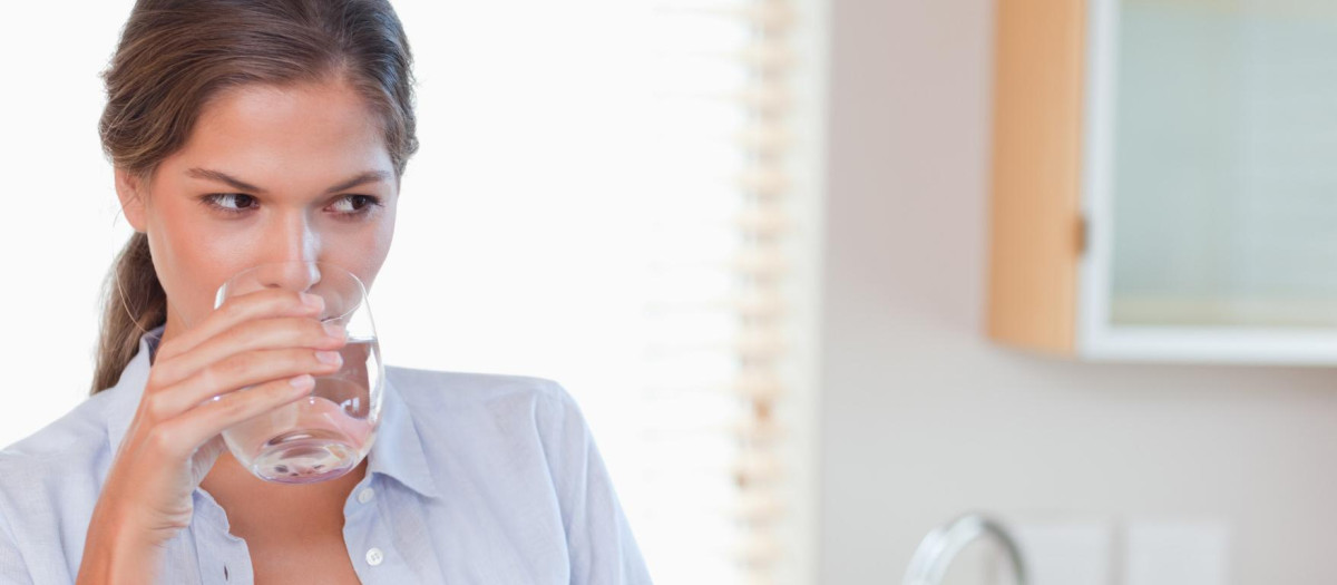 Hacer gárgaras con agua con sal reduce los síntomas de la covid