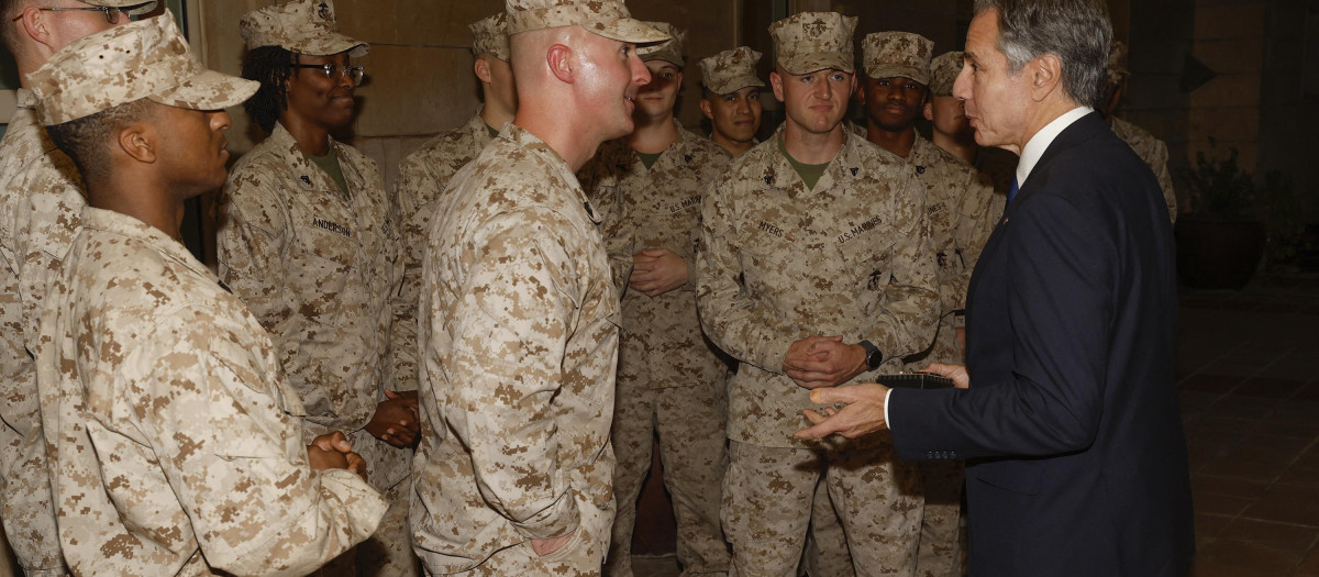 El secretario de Estado de los Estados Unidos, Antony Blinken, con el destacamento de guardias de seguridad de la embajada del Cuerpo de Marines de los Estados Unidos en Bagdad