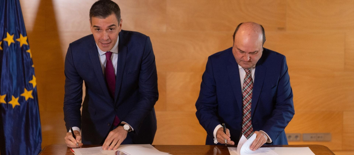 Pedro Sánchez y Andoni Ortuzar, durante la firma del pacto.