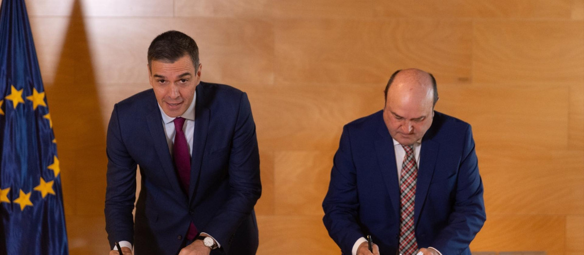 Pedro Sánchez y Andoni Ortuzar, durante la firma del pacto.