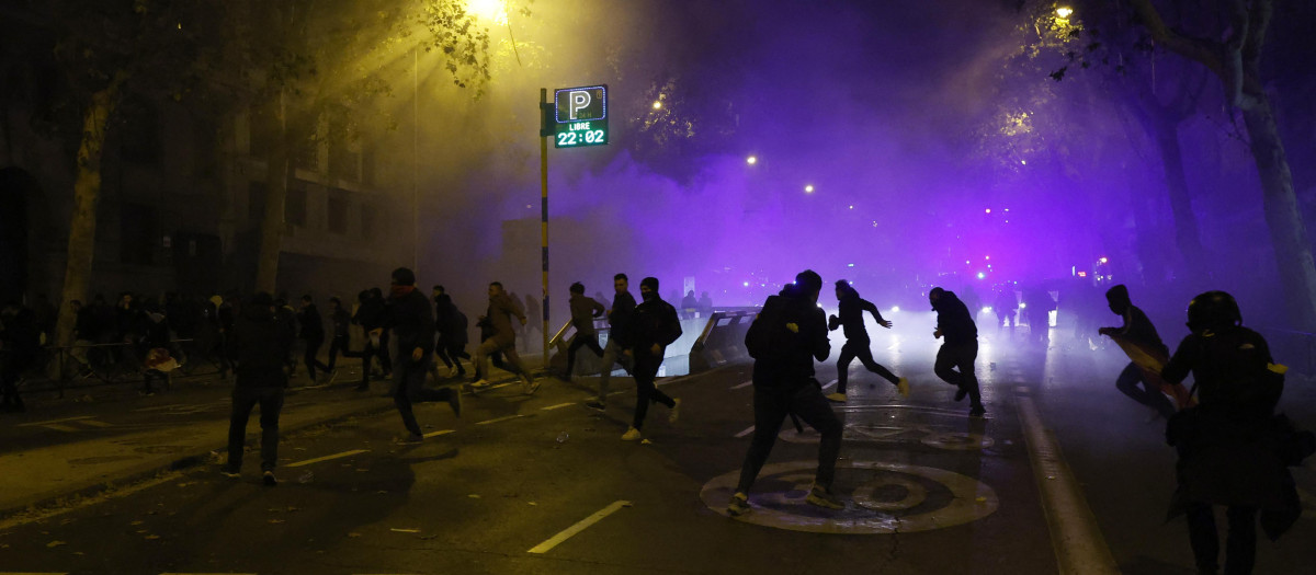 Manifestantes se reúnen frente a la sede del PSOE en Madrid en el noveno día de tensas protestas