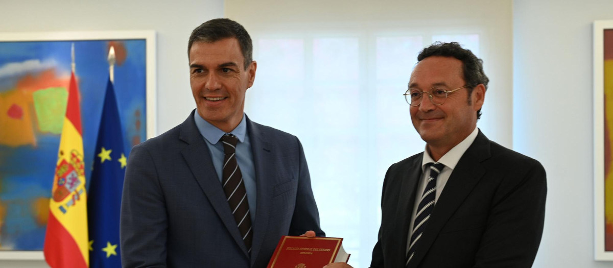 Pedro Sánchez, junto al fiscal general del Estado
