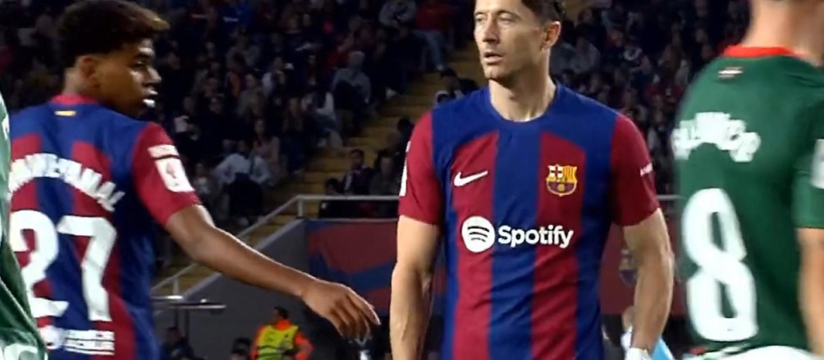 Lewandowski no quiso darle la mano a Lamine Yamal en un feo gesto del polaco
