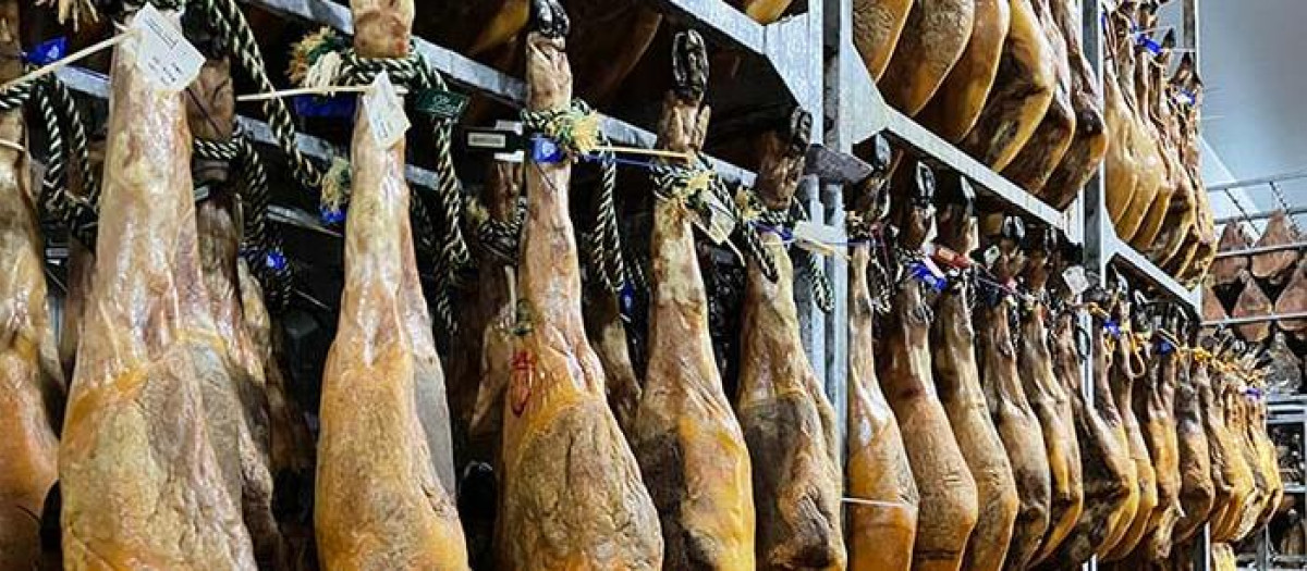 Varios jamones ibéricos permanecen colgados
