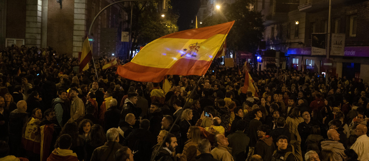 Cientos de personas en la manifestación en contra de la amnistía en las proximidades de la sede del PSOE