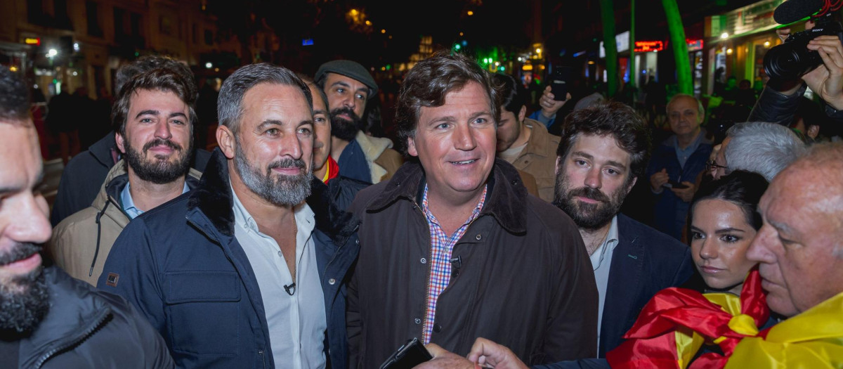 Santiago Abascal y Tucker Carlson en las manifestaciones contra la aministía