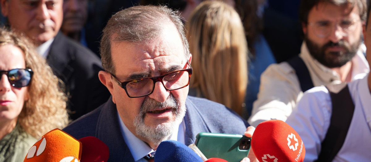 El primer presidente de la Junta de Andalucía y magistrado, José Rodríguez de la Borbolla, atiende a los medios en Sevilla durante una concentración de jueces y magistrados contra la amnistía