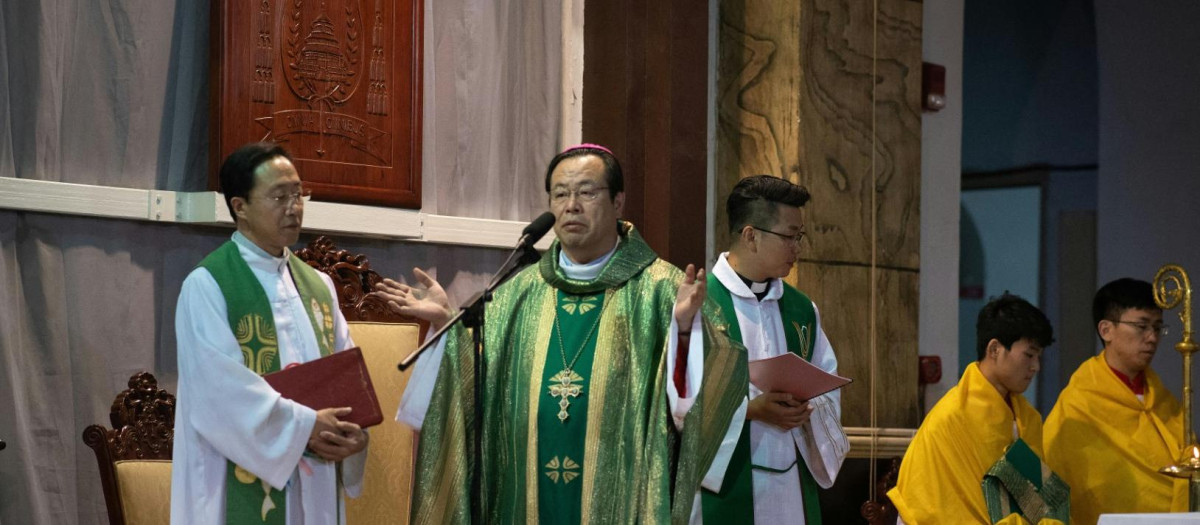 Joseph Li Shan celebrando misa en la catedral de Pekín