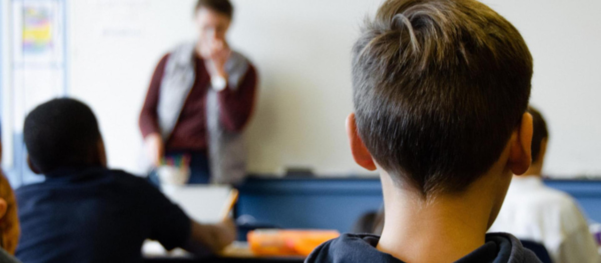 niño en clase