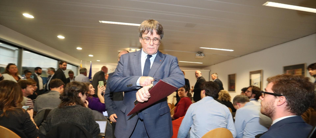 El expresidente de la Generalitat y eurodiputado de Junts, Carles Puigdemont, a su llegada a una rueda de prensa para explicar los detalles del acuerdo de investidura con el PSOE, en el Parlamento Europeo, a 9 de noviembre de 2023, en Bruselas (Bélgica). PSOE y Junts han cerrado un acuerdo para investir al presidente del Gobierno en funciones y candidato socialista a la reelección, Pedro Sánchez. El pacto incluye la amnistía y casos de ‘lawfare’, término con el que los dirigentes independentistas se refieren a lo que consideran una persecución por parte de jueces y magistrados por motivos políticos. El anuncio llega días después de largas negociaciones entre ambas formaciones, que desde el pasado 2 de noviembre se han centrado en desencallar algunas diferencias en el redactado de la ley de amnistía y en definir su alcance.
09 NOVIEMBRE 2023;ACUERDO;AMNISTÍA;INVESTIDURA;PRENSA;COMPARECENCIA;LAWFARE
Europa Press / Europa Press
09/11/2023