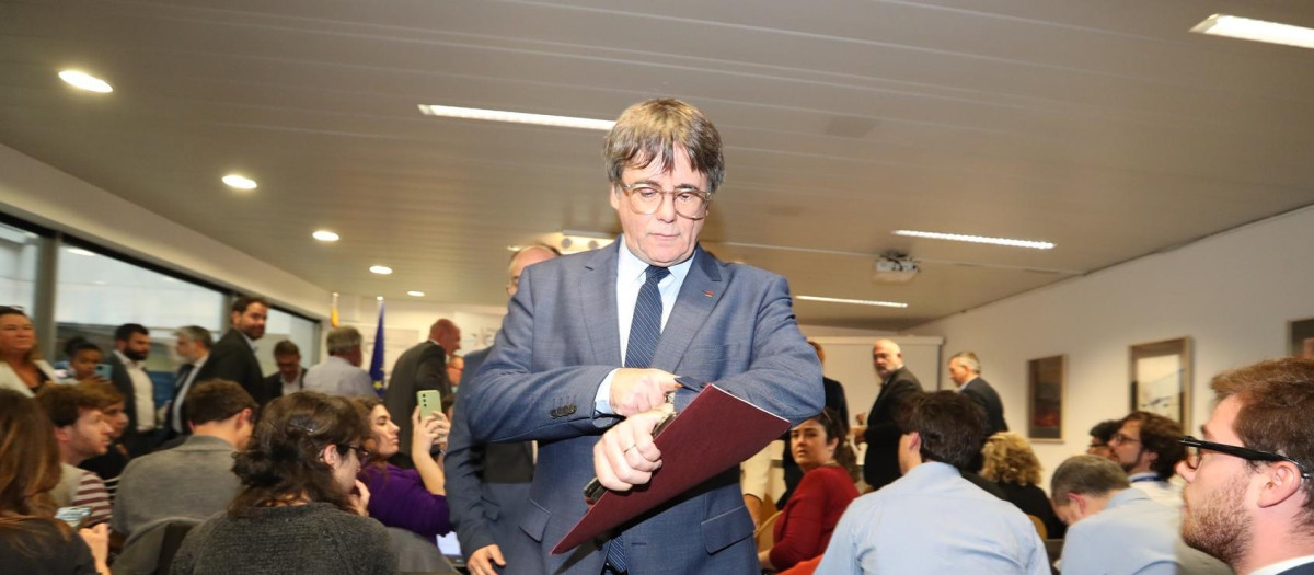 El expresidente de la Generalitat y eurodiputado de Junts, Carles Puigdemont, a su llegada a una rueda de prensa para explicar los detalles del acuerdo de investidura con el PSOE, en el Parlamento Europeo, a 9 de noviembre de 2023, en Bruselas (Bélgica). PSOE y Junts han cerrado un acuerdo para investir al presidente del Gobierno en funciones y candidato socialista a la reelección, Pedro Sánchez. El pacto incluye la amnistía y casos de ‘lawfare’, término con el que los dirigentes independentistas se refieren a lo que consideran una persecución por parte de jueces y magistrados por motivos políticos. El anuncio llega días después de largas negociaciones entre ambas formaciones, que desde el pasado 2 de noviembre se han centrado en desencallar algunas diferencias en el redactado de la ley de amnistía y en definir su alcance.
09 NOVIEMBRE 2023;ACUERDO;AMNISTÍA;INVESTIDURA;PRENSA;COMPARECENCIA;LAWFARE
Europa Press / Europa Press
09/11/2023