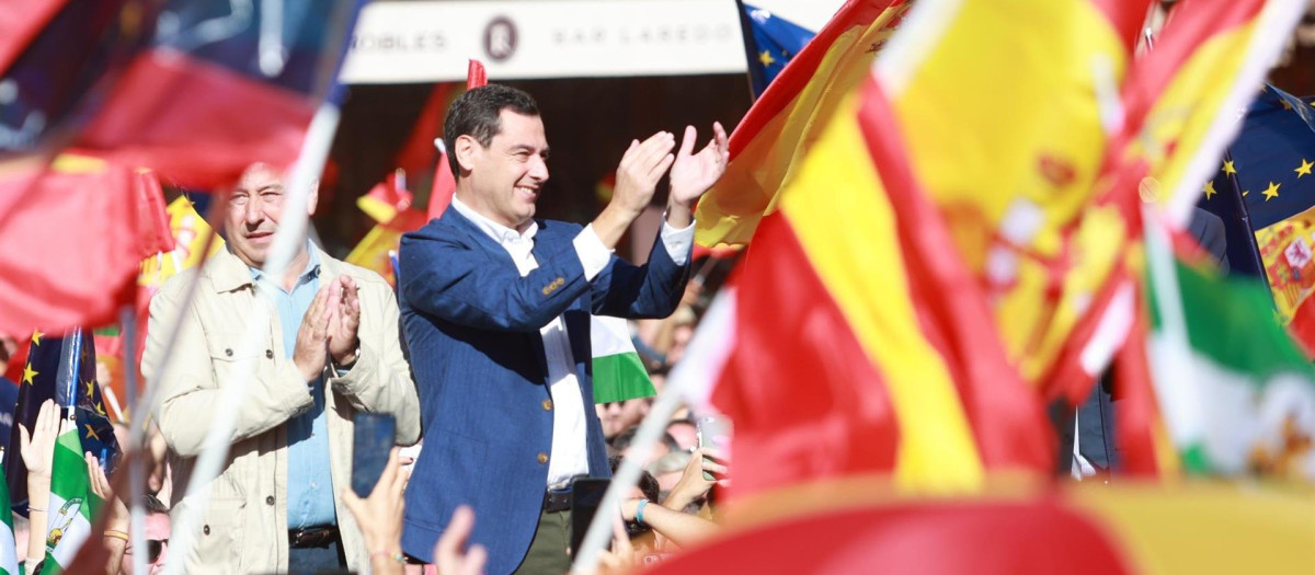 El presidente de la Junta de Andalucía, Juanma Moreno, en Sevilla, en la manifestación contra la amnistía