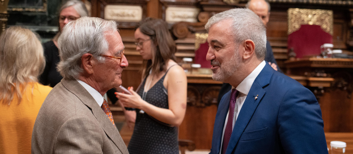El líder de Junts en el Ayuntamiento de Barcelona, Xavier Trias (i), saluda al alcalde de Barcelona, Jaume Collboni (d)