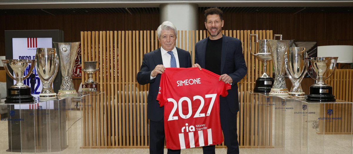 Enrique Cerezo, en el acto de renovación de Simeone