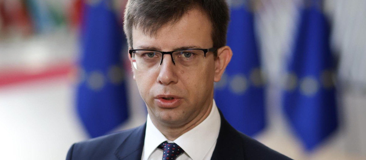 János Bóka, ministro húngaros de Asuntos Europeos, atiende a los medios en la sede del Consejo Europeo en Bruselas