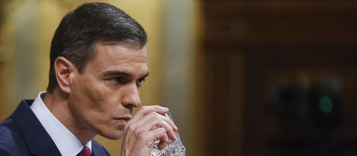 MADRID, 15/11/2023.- El secretario general del PSOE y presidente del Gobierno en funciones, Pedro Sánchez, bebe agua durante su intervención ante Congreso, donde se celebra el primer día del debate de investidura en el que Sánchez expone su nuevo programa de Gobierno y pide la confianza a la Cámara para revalidar su mandato en la Moncloa, este miércoles en Madrid. EFE/ Juan Carlos Hidalgo