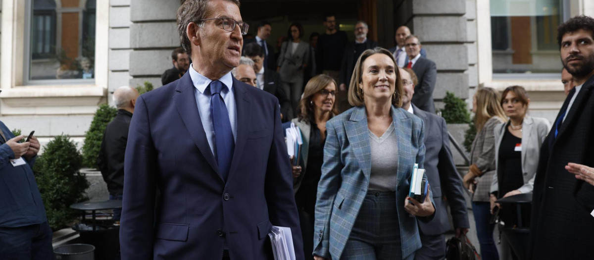 El líder del PP, Alberto Núñez Feijóo, acompañado por la portavoz en el Congreso, Cuca Gamarra (d) a su llegada a la investidura