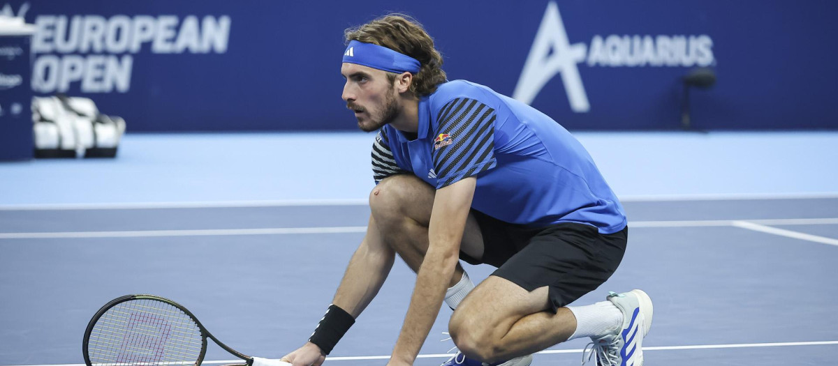 Tsitsipas disputando un partido este año