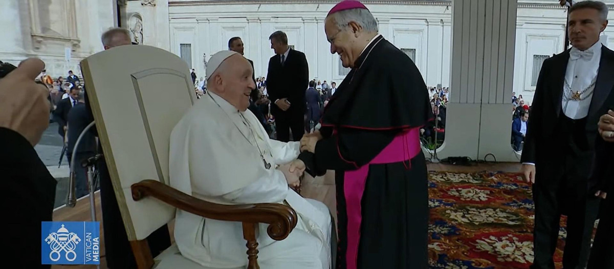 El Papa Francisco saluda al obispo de Córdoba, Demetrio Fernández