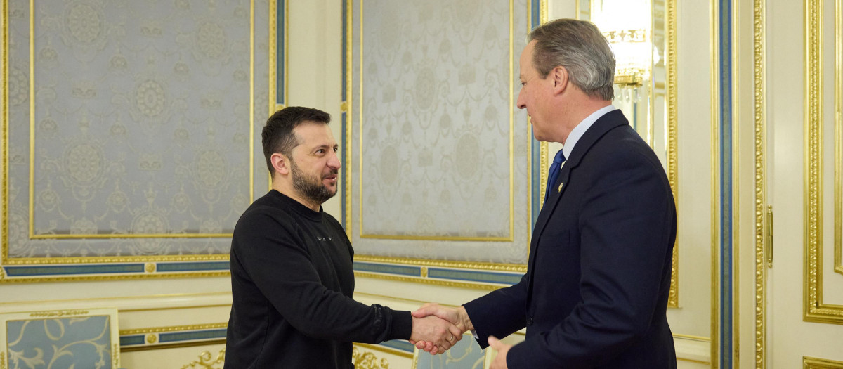 El presidente ucraniano Volodímir Zelenski recibe al ministro de Exteriores británico David Cameron