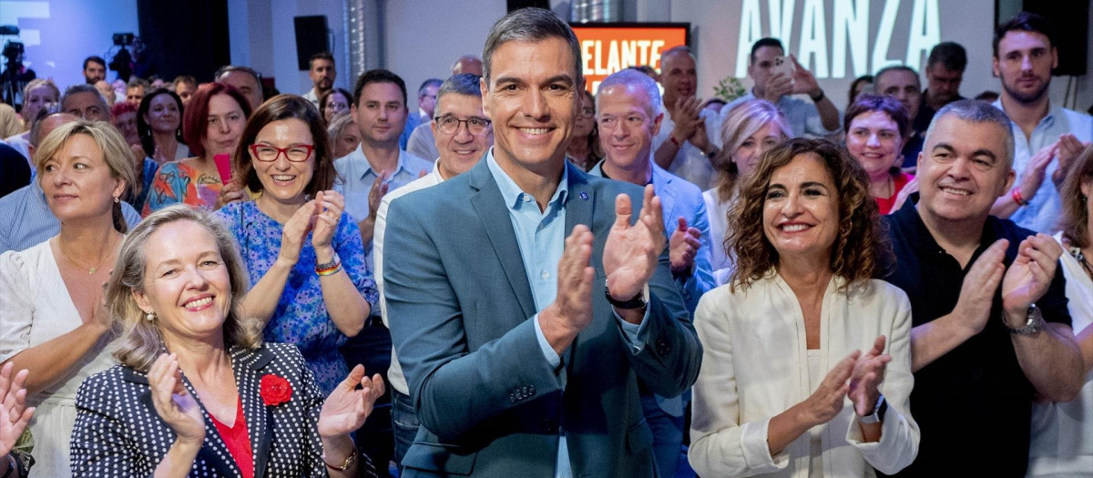 Pedro Sánchez, Nadia Calviño y María Jesús Montero están contentos con la evolución de la economía española.