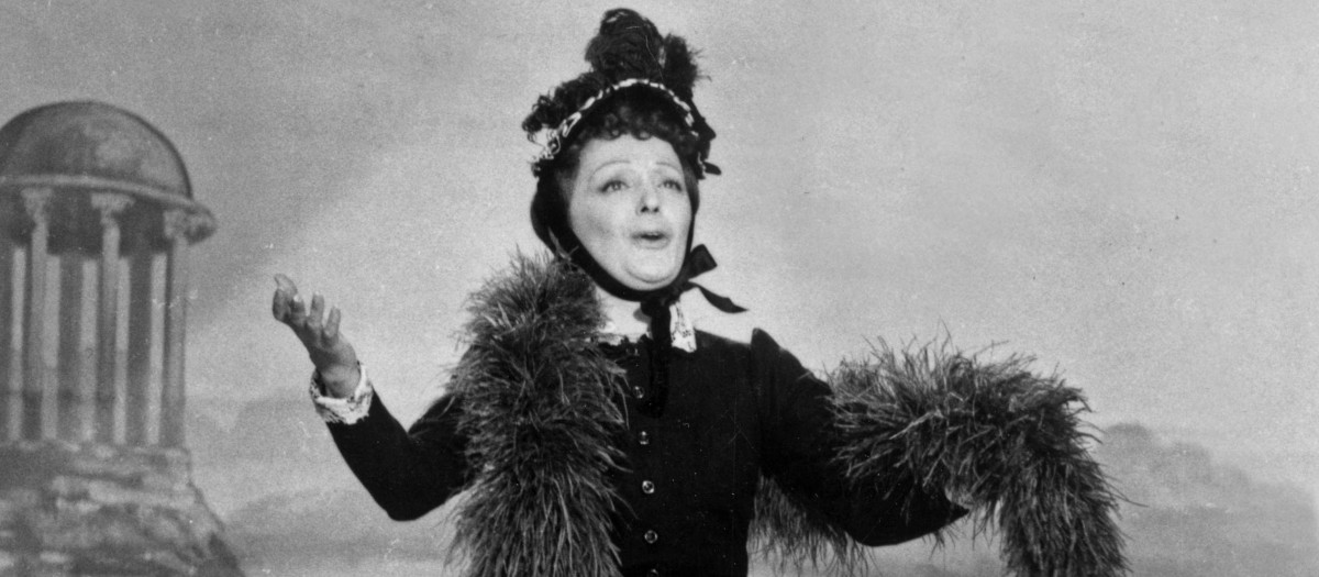 Edith Piaf, durante una actuación en 1954