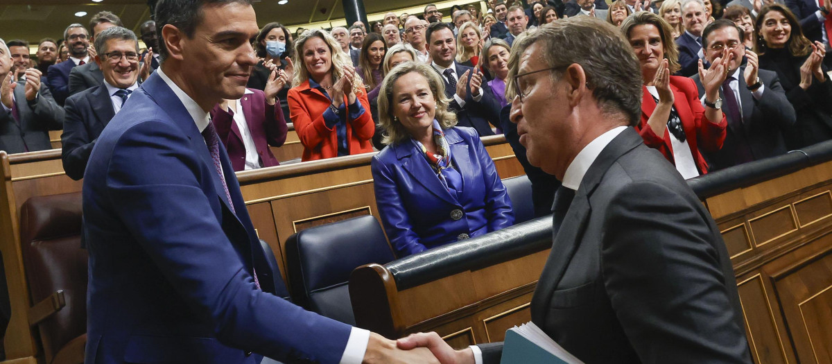 El líder del PP, Alberto Núñez Feijóo estrecha la mano del presidente del Gobierno en funciones, Pedro Sánchez