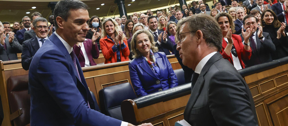 El líder del PP, Alberto Núñez Feijóo estrecha la mano del presidente del Gobierno en funciones, Pedro Sánchez