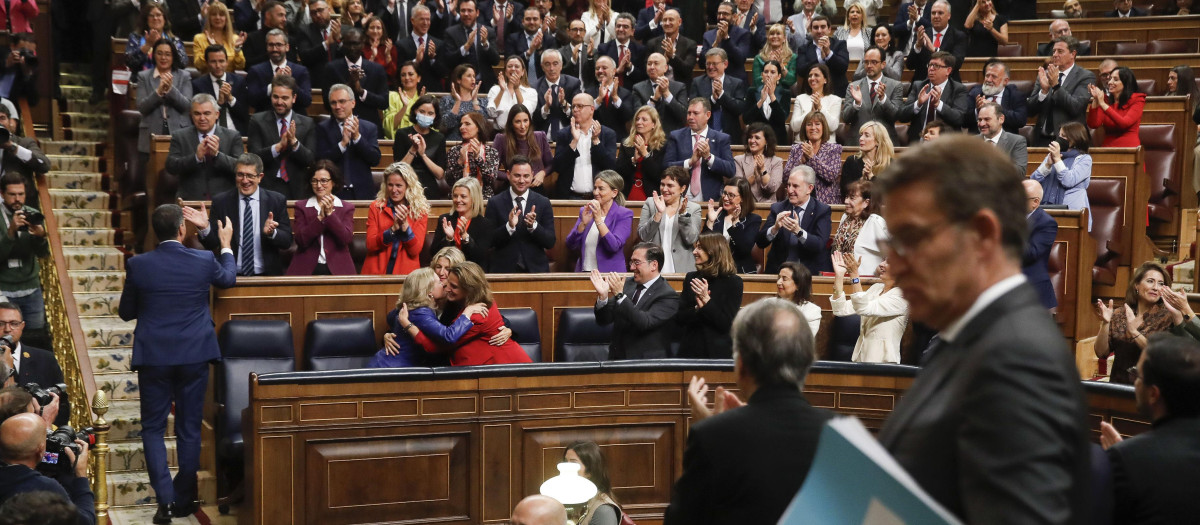 Pedro Sánchez y, en primer término, Alberto Núñez Feijóo