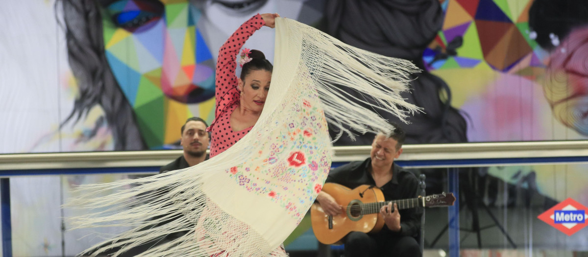 Un grupo de flamenco actua en el metro de Madrid