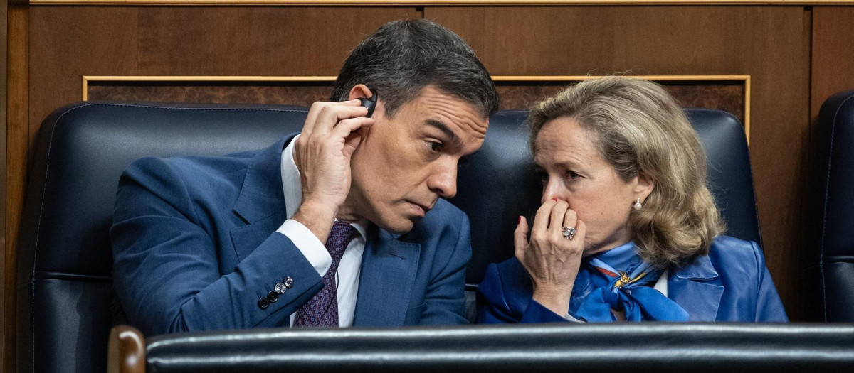 El presidente del Gobierno en funciones y candidato a la reelección, Pedro Sánchez y la vicepresidenta primera y ministra de Asuntos Económicos y Transformación Digital en funciones, Nadia Calviño, al inicio de la segunda sesión del debate de investidura de Pedro Sánchez como presidente de Gobierno, en el Congreso de los Diputados, a 16 de noviembre de 2023, en Madrid (España). El Salón de Plenos del Congreso acoge desde ayer, 15 de noviembre, el debate de investidura del presidente del Gobierno en funciones, Pedro Sánchez. El secretario general del PSOE tiene el apoyo de 179 diputados de los 350 del Congreso. Está previsto que hoy votarán a favor de que el líder socialista sea presidente del Gobierno tras exponer su programa, PSOE, Sumar, ERC, Junts, EH Bildu, PNV, BNG y Coalición Canaria frente a los 171 en contra de PP, Vox y UPN. El acto se celebra en un momento de tensión por las concentraciones en la sede del PSOE en Ferraz y protestas en contra de la ley de amnistía registrada por los socialistas que beneficia a los implicados del 'procés'.
16 NOVIEMBRE 2023;CONGRESO;SANCHEZ;SEGUNDA SESIÓN;INVESTIDURA
Alejandro Martínez Vélez / Europa Press
16/11/2023