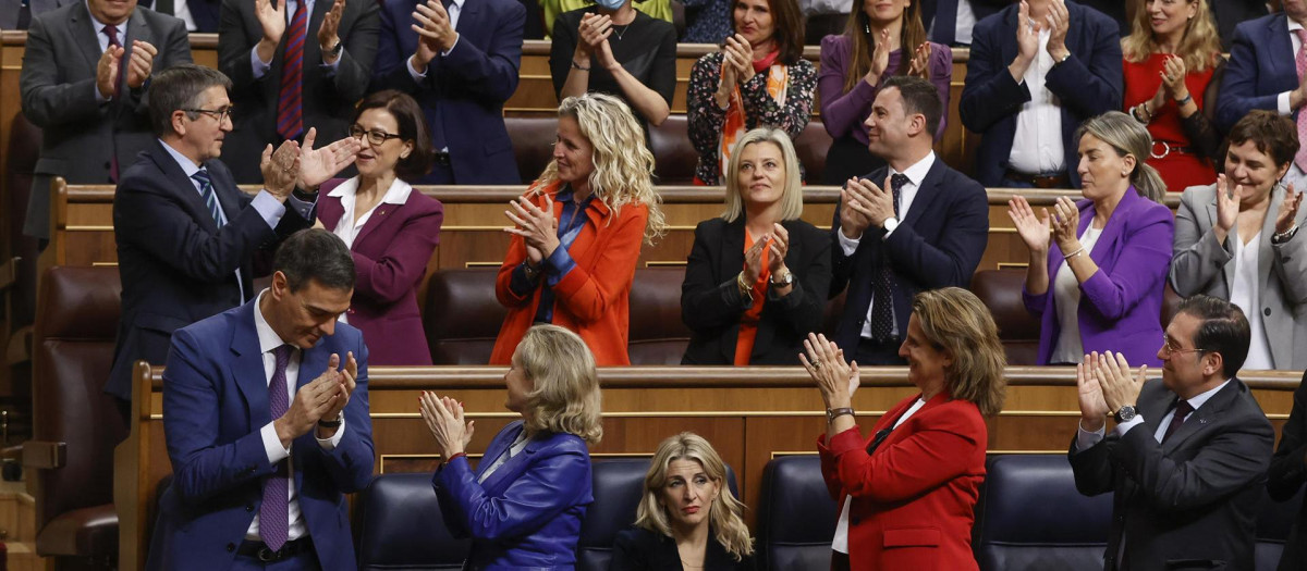 El presidente del Gobierno en funciones Pedro Sánchez recibe el aplauso de la bancada socialista durante la segunda jornada de su investidura