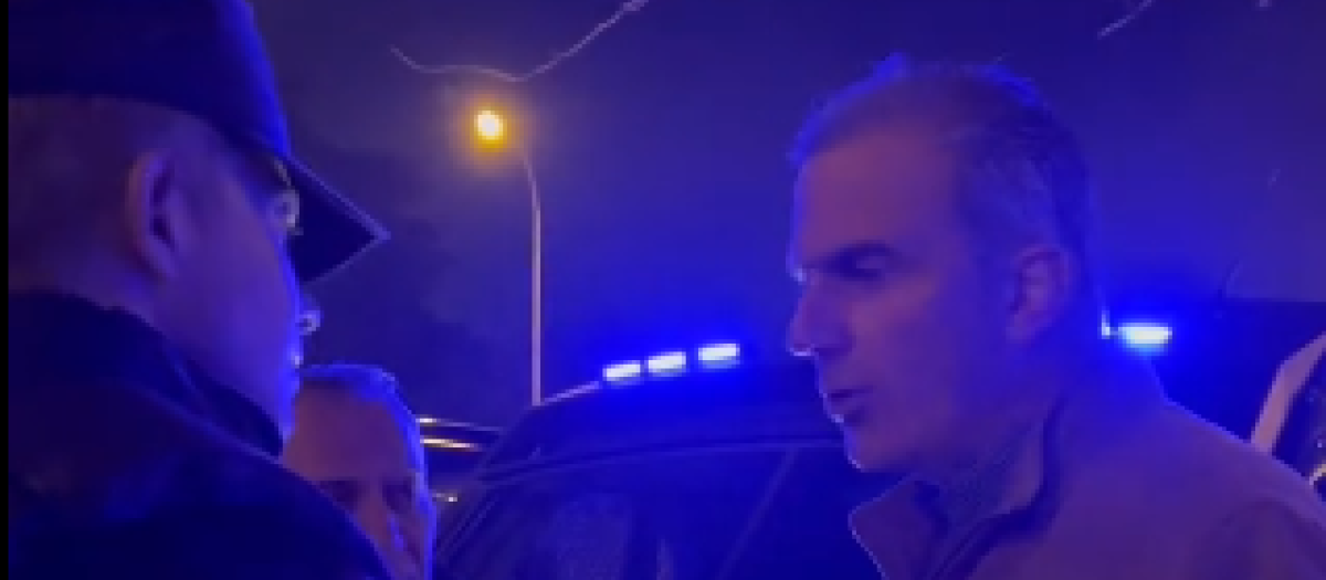 Imagen en la que Ortega Smith se identifica a los policías en la manifestación contra la amnistía en Ferraz