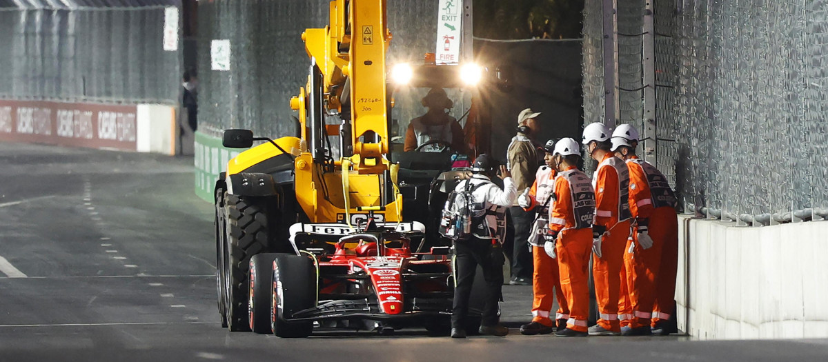 Una alcantarilla dañó el coche de Carlos Sainz en el circuito de Las Vegas