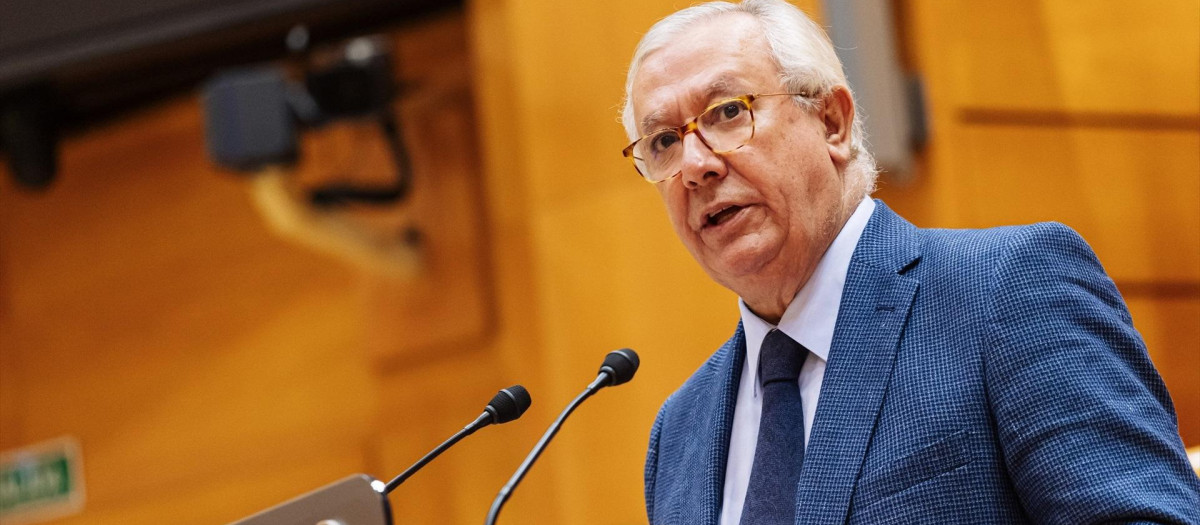 El senador del PP Javier Arenas interviene durante una sesión plenaria, en el Senado, a 14 de noviembre de 2023, en Madrid (España). La Comisión de Reglamento del Senado ha avalado la reforma propuesta por el PP para dilatar hasta dos meses la tramitación de la proposición de ley de amnistía, registrada ayer por el PSOE en el Congreso de los Diputados, en la Cámara Alta, que se ha aprobado de manera definitiva en el Pleno de hoy. Además, el PP ha incluido un apartado para obligar a los ministros a comparecer cuando lo soliciten los grupos parlamentarios.
14 NOVIEMBRE 2023;MADRID;SENADO;REFORMA DEL PP;AMINISTÍA
Carlos Luján / Europa Press
14/11/2023