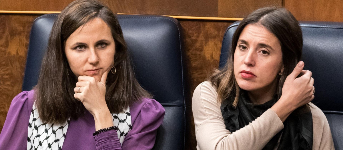 La ministra de Derechos Sociales y Agenda 2030 en funciones, Ione Belarra (i), y la ministra de Igualdad en funciones, Irene Montero (d), durante la primera sesión del debate de investidura de Pedro Sánchez como presidente de Gobierno, en el Congreso de los Diputados, a 15 de noviembre de 2023, en Madrid (España). El Salón de Plenos del Congreso acoge hoy y mañana, 16 de noviembre, el debate de investidura del presidente del Gobierno en funciones, Pedro Sánchez. El secretario general del PSOE tiene el apoyo de 179 diputados de los 350 del Congreso. Está previsto que votarán a favor de que el líder socialista sea presidente del Gobierno tras exponer su programa PSOE, Sumar, ERC, Junts, EH Bildu, PNV, BNG y Coalición Canaria frente a los 171 en contra de PP, Vox y UPN. El acto se celebra en un momento de tensión por las concentraciones en la sede del PSOE en Ferraz y protestas en contra de la ley de amnistía registrada por los socialistas que beneficia a los implicados del 'procés'.
15 NOVIEMBRE 2023;INVESTIDURA;CONGRESO;PSOE;SÁNCHEZ;PP;VOX;SUMAR;JUNTS;BILDU;BNG;AMNISTÍA
Diego Radamés / Europa Press
15/11/2023