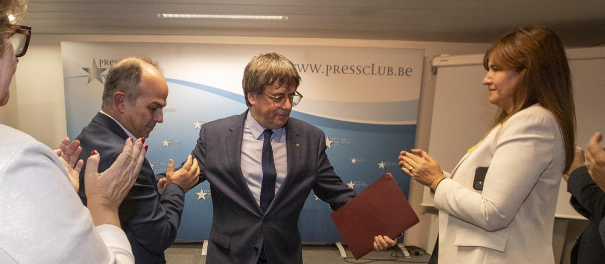 El secretario general de Junts per Catalunya, Jordi Turull (2i); el expresidente de la Generalitat y eurodiputado de Junts, Carles Puigdemont (c) y la presidenta de Junts, Laura Borràs (1d) tras una rueda de prensa para explicar los detalles del acuerdo de investidura con el PSOE, en el Parlamento Europeo, a 9 de noviembre de 2023, en Bruselas (Bélgica). PSOE y Junts han cerrado un acuerdo para investir al presidente del Gobierno en funciones y candidato socialista a la reelección, Pedro Sánchez. El pacto incluye la amnistía y casos de ‘lawfare’, término con el que los dirigentes independentistas se refieren a lo que consideran una persecución por parte de jueces y magistrados por motivos políticos. El anuncio llega días después de largas negociaciones entre ambas formaciones, que desde el pasado 2 de noviembre se han centrado en desencallar algunas diferencias en el redactado de la ley de amnistía y en definir su alcance.
09 NOVIEMBRE 2023;BRUSELAS;BELGICA;PSOE;JUNT;PUIGDEMONT;AMNISTÍA
Europa Press / Europa Press
09/11/2023