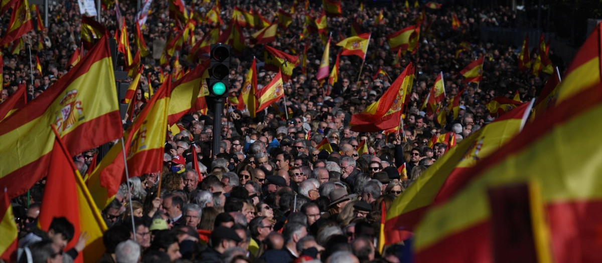 Miles de personas se manifiestan contra el Gobierno de Pedro Sánchez, en Cibeles, a 21 de enero de 2023, en Madrid (España). Más de un centenar de asociaciones y colectivos de la sociedad civil secundan esta protesta contra la ejecutiva de Sánchez, pensada para que sean los ciudadanos descontentos y no los partidos, que estarán en un segundo plano, quienes den una "masiva respuesta cívica y combativa" a las decisiones de Pedro Sánchez, en especial en materia judicial. Los organizadores: Foro España Cívica y Fundación Foro Libertad y Alternativa llaman a defender la Constitución, la democracia y las instituciones ante la "grave situación" de "crisis global" en lo político, económico y social que, a su juicio, atraviesa España.
21 ENERO 2023;MADRID;MANIFESTACIÓN;GOBIERNO;PEDRO SÁNCHEZ;PLAZA
Fernando Sánchez / Europa Press
(Foto de ARCHIVO)
21/1/2023