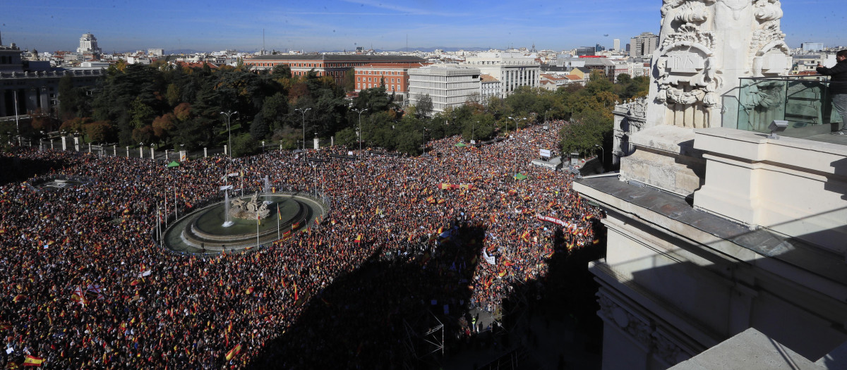 La iniciativa invita a los ciudadanos a decir «no a la amnistía». Junto a personalidades de diferentes ámbitos, asisten los líderes del PP, Alberto Núñez Feijóo, y de Vox, Santiago Abascal.