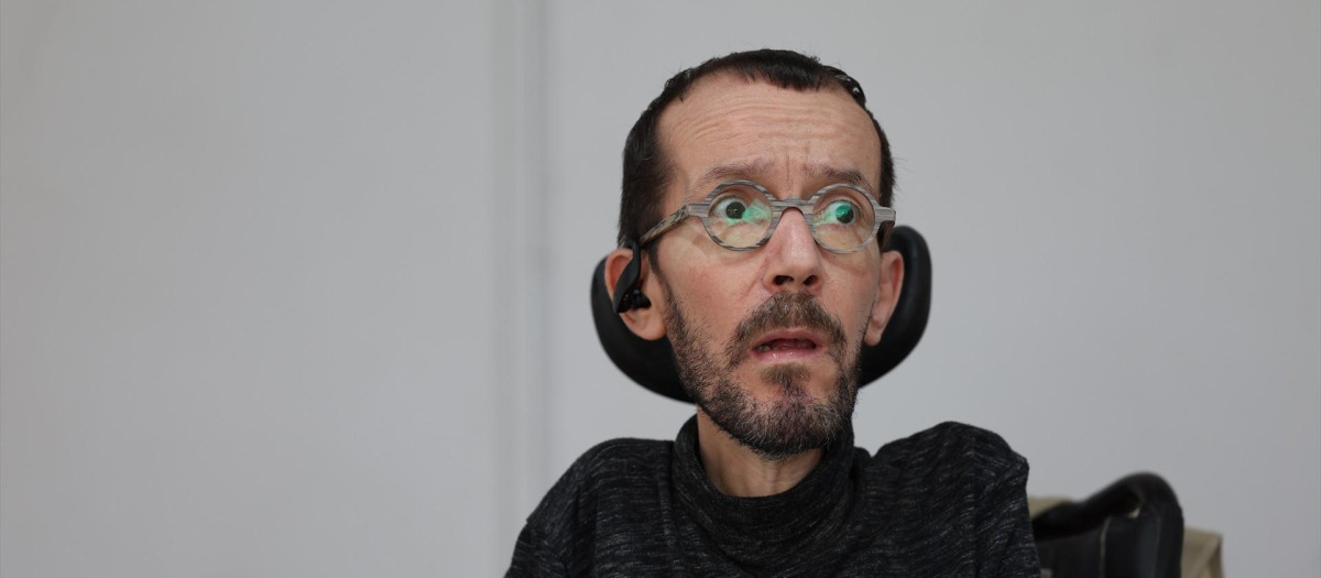 El dirigente de Podemos Pablo Echenique, durante la firma de libros en la Feria del Libro de Madrid 2023, en el Parque del Retiro, a 28 de mayo de 2023. En Madrid (España). Esta 82 edición de la feria se celebra bajo el lema 'Somos de Ciencias y de Letras', motivo por el que también está presente Naukas, la mayor plataforma de divulgación de ciencia en español y el CSIC (Consejo Superior de Investigaciones Científicas). La feria cuenta con un total de 36 casetas alineadas más las 24 de la zona central del recorrido y estará abierta hasta el próximo 11 de junio.
28 MAYO 2023;LITERATURA;LIBROS;FERIA DEL LIBRO;ESCRITOR;ESCRITORA;LECTURA;LEER;FIRMA
Isabel Infantes / Europa Press
(Foto de ARCHIVO)
27/5/2023