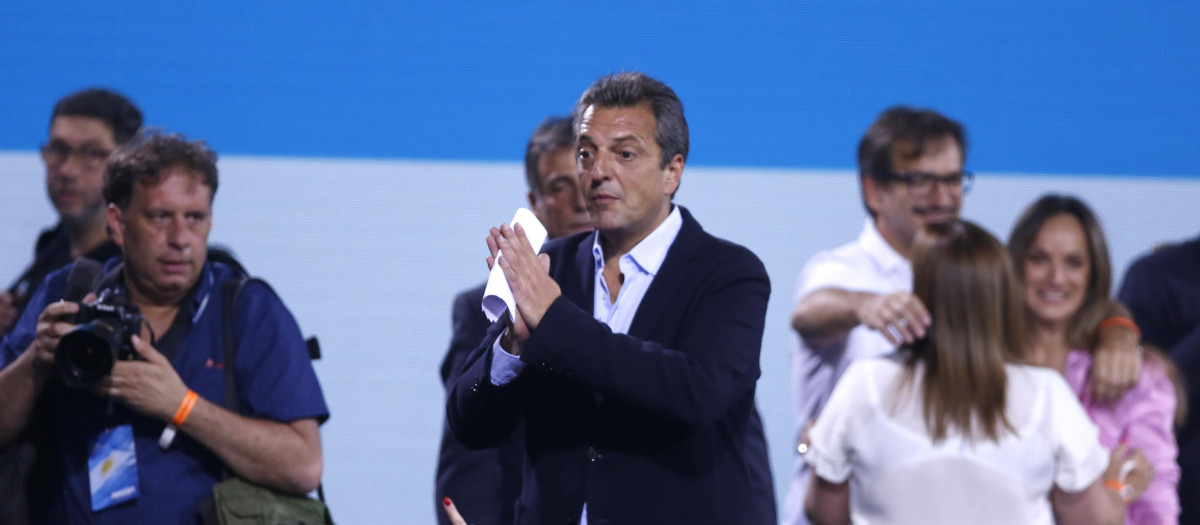 AME8224. BUENOS AIRES (ARGENTINA), 19/11/2023.- El candidato oficialista a la Presidencia de Argentina, Sergio Massa (c), se reúne con sus seguidores hoy en Buenos Aires (Argentina). El candidato oficialista a la Presidencia de Argentina, Sergio Massa, reconoció este domingo su derrota en el balotaje, que dio el triunfo -aún sin cifras oficiales- a su oponente, el líder de La Libertad Avanza (ultraderecha), Javier Milei, quien será próximo mandatario del país desde el 10 de diciembre. EFE/Matias Martin Campaya